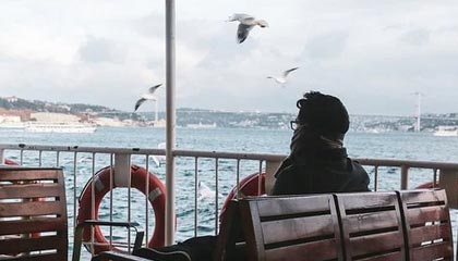 跟队：梅西在比赛中多次抓着自己的右腿；此前他右腿不适缺战