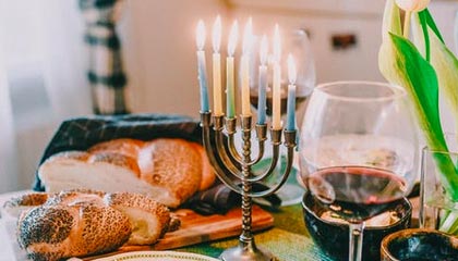 跟队：梅西在比赛中多次抓着自己的右腿；此前他右腿不适缺战