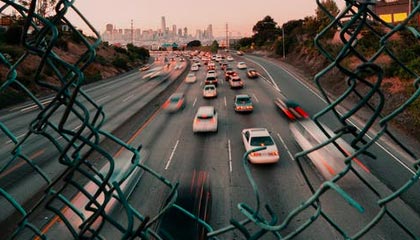 跟队：梅西在比赛中多次抓着自己的右腿；此前他右腿不适缺战